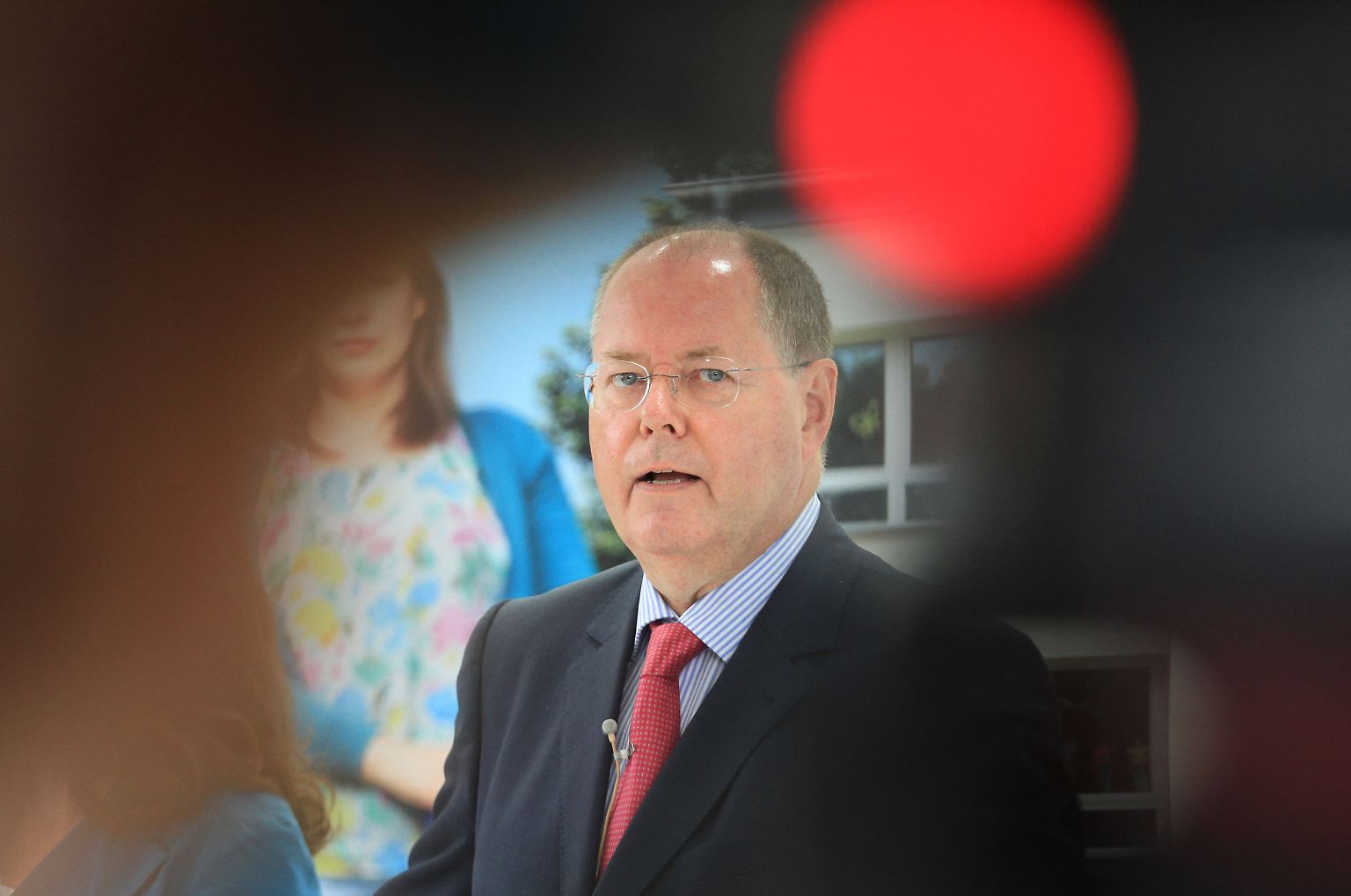Die SPD will mit Attacken gegen Kanzlerin Angela Merkel (CDU) und einer scharfen inhaltlichen Abgrenzung im Bundestagswahlkampf das Ruder noch herumreißen.