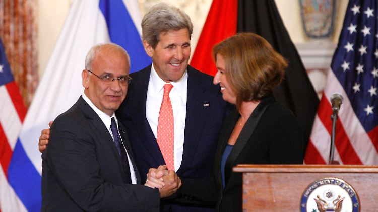 Die Verhandlungsparteien, hier vertreten von Erekat, Kerry und Livni, zeigten sich vor den Gesprächen noch optimistisch.