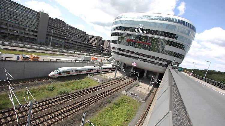 Ein ICE verlässt den Bahnhof unter dem Geschäfts- und Bürogebäude "The Squaire" am Frankfurter Flughafen.