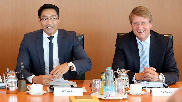 In Abwesenheit von Kanzlerin Angela Merkel ist Philipp Rösler Kabinettschef. An seiner Seite: Kanzleramtsminister Ronald Pofalla.