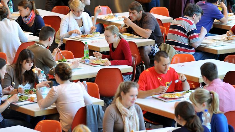 Nach einem gemeinsamen Mittagessen waren die Studienteilnehmer ruhiger und weniger wach als die Allein-Esser.
