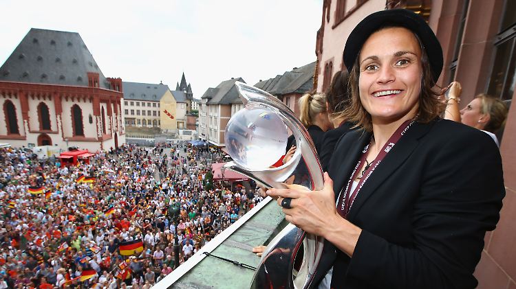 Nadine Angerer beim Empfang der Europameisterinnen in Frankfurt a.M.