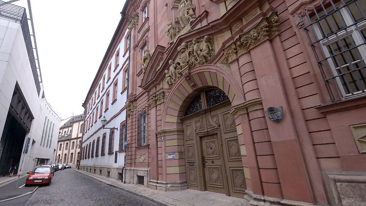 "Seminar unter der Lehre des Guten Hirten": Eingang des Würzburger Priesterseminars. 