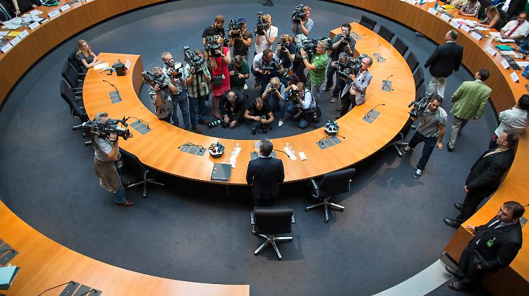 Thomas de Maizière muss sich einer stundenlangen Befragung durch den Untersuchungsausschuss stellen.
