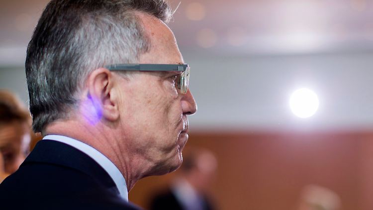 Thomas de Maizière startete mit einem 45-minütigem Statement und beantwortete dann mehrere Stunden die Fragen der Ausschussmitglieder.