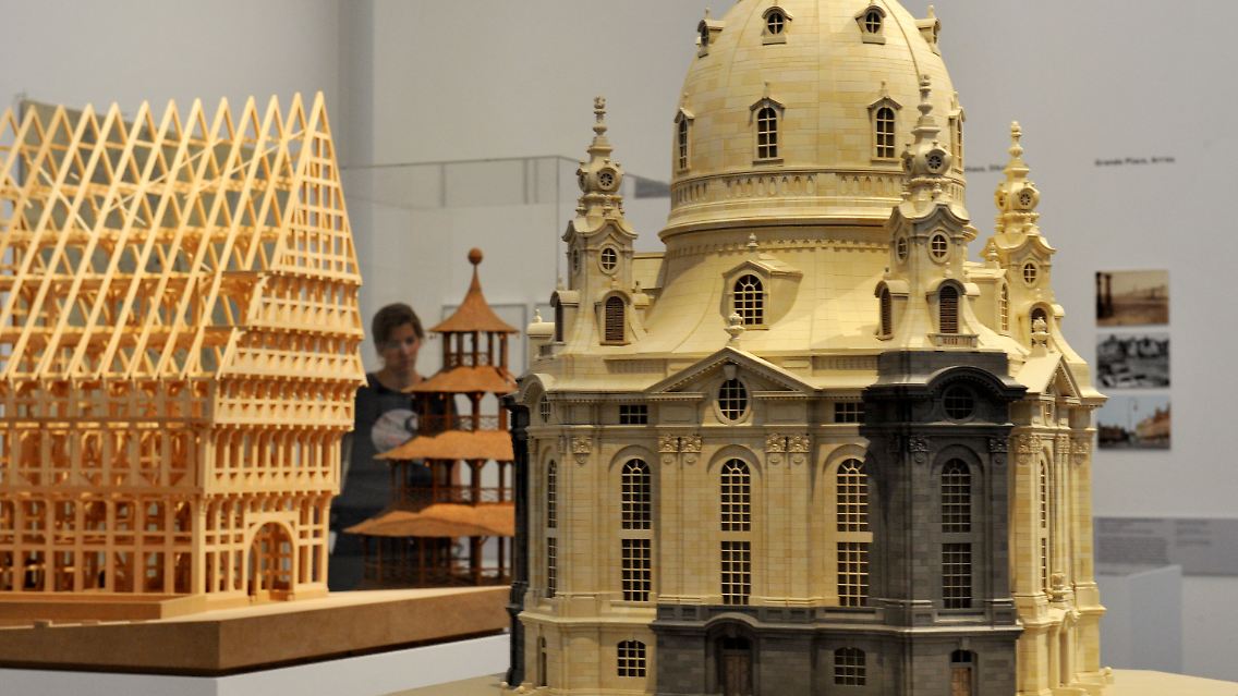 Modelle der Frauenkirche in Dresden (r), des Knochenhaueramtshauses (l) in Hildesheim und des Chinesischen Turms in München ...