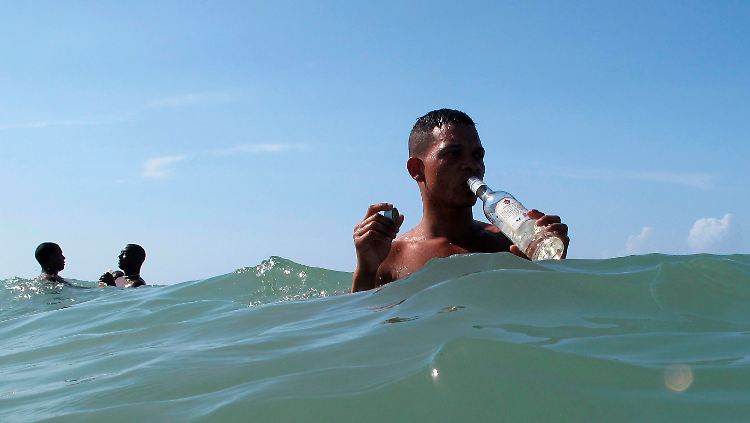 Gepanschter Alkohol ist in Kuba keine Seltenheit. Die Armut der Bevölkerung lässt viele zum "günstigeren" Schluck Hochprozentigen greifen.