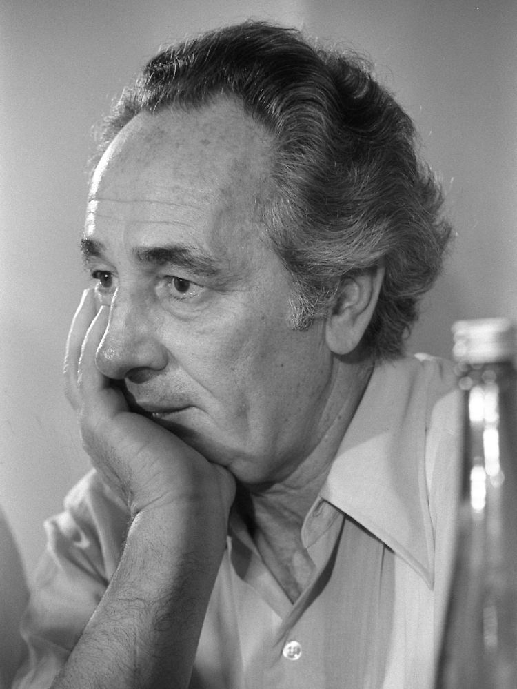 So anerkannt Schimon Peres im Ausland war - in Israel zählte jahrelang nur, dass er kein Soldat und kein Wahlgewinner war. Der elegante Mann mit dem ewigen polnischen Akzent schien den Israelis stets zu abgehoben.