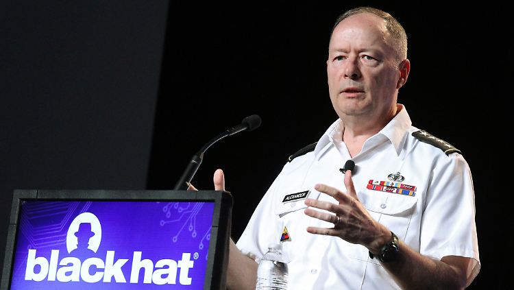 Keith Alexander spricht in Las Vegas vor Tausenden Hackern.