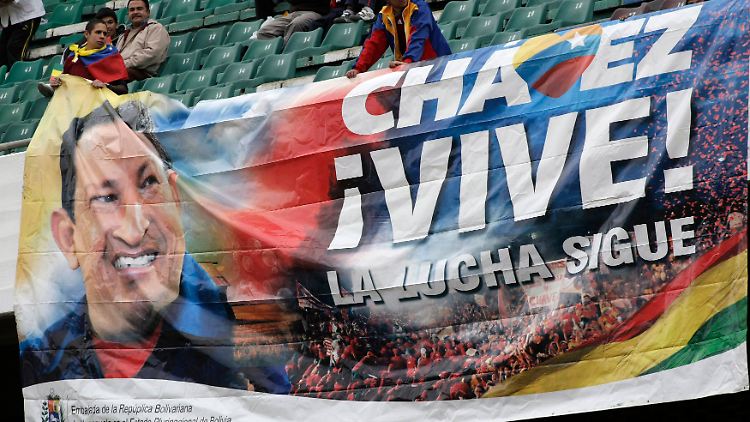 Viele Venezolaner verehren den ehemaligen Präsidenten Hugo Chávez auch nach seinem Tod. Auf dem Banner steht: "Chávez lebt. Der Kampf geht weiter."