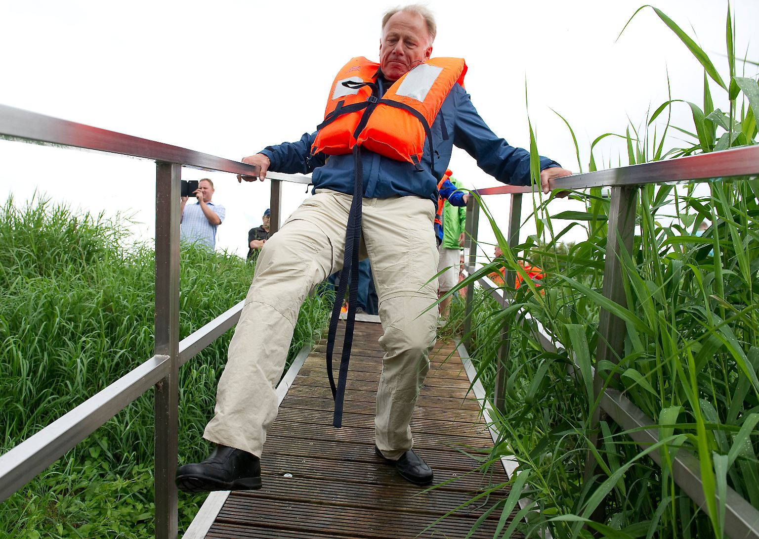 Der Werra-Ausflug des Grünen-Spitzenkandidaten Jürgen Trittin steht schon unter einem schlechten Vorzeichen. Als gebürtiger Bremer eigentlich nicht unerfahren im Umgang mit Wasser, wird schon der Gang auf dem Bootsanleger zur echten Herausforderung.