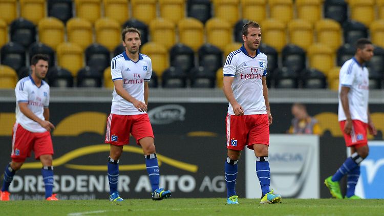 Vier HSV-Profis nach der Blamage in Dresden: Tolgay Arslan, Milan Badelj, Rafael van der Vaart und Jonathan Tah (v.l.n.r.).