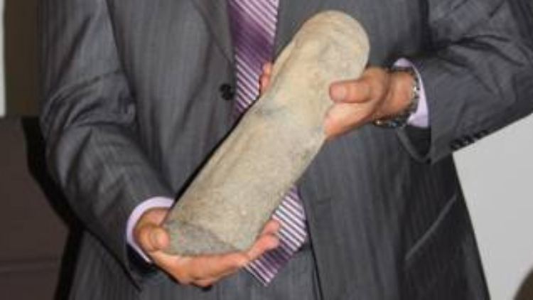 Die Bekleidung des in Basalt gehauenen Mannes soll Rückschlüsse auf die damaligen Bewohner des Gebietes zulassen.