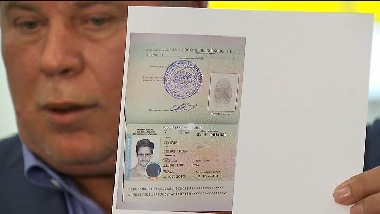 Snowden hat nun Papiere, um nach Russland einreisen zu können, zeigt sein Anwalt Anatoli Kutscherena.