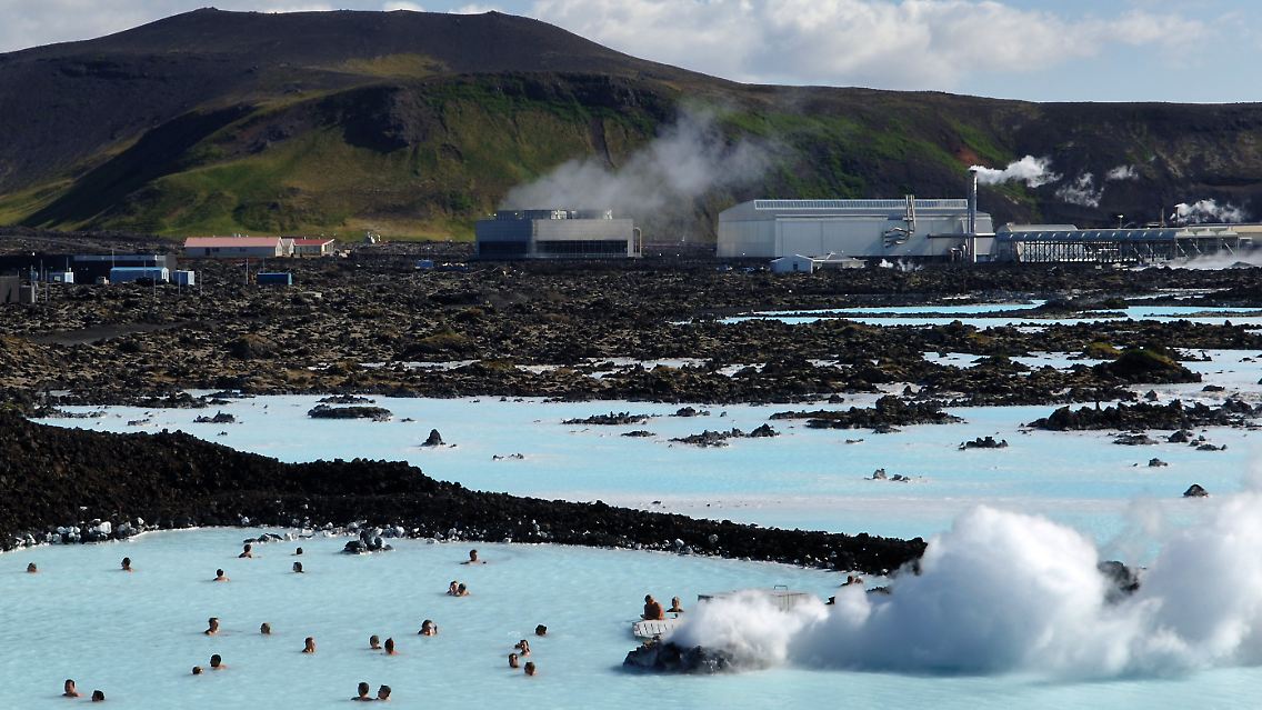 Die Badelandschaft "Blaue Lagune" unweit der Hauptstadt Reykjavik. Inmitten einer kargen Lava-Landschaft zischen dort Dampffontänen in den Himmel.