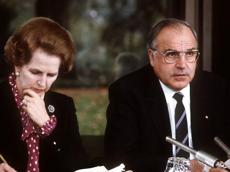 Margaret Thatcher und Helmut Kohl während einer Pressekonferenz am 29. Oktober 1982 in Bonn.
