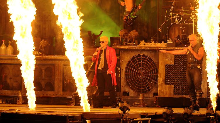 Viel Feuer: Zum Glück hat Heino seine Sonnenbrille auf.