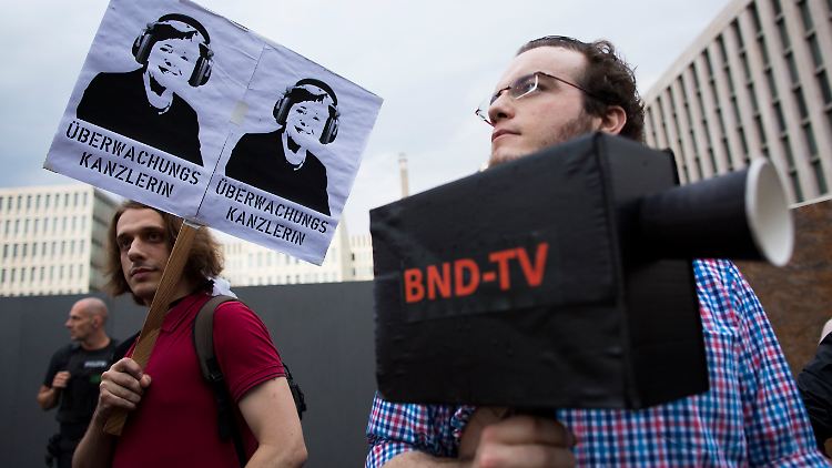 Vor der Baustelle des neuen BND-Hauptquartiers in Berlin demonstrieren Bürger gegen die Spähpraxis.