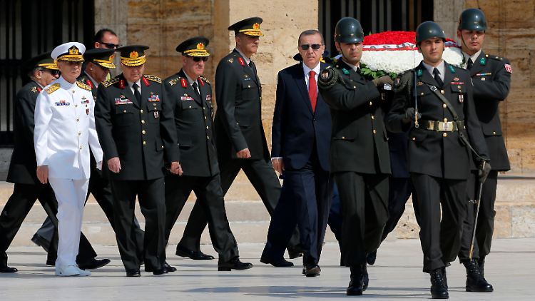 Erdogan und das Militär: Eine innige Freundschaft sieht anders aus.
