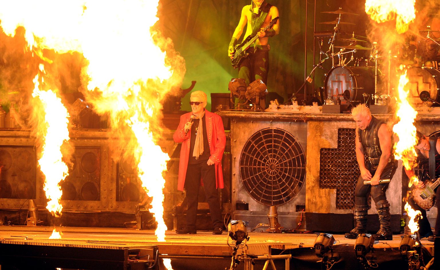 Achtung, Verbrennungsgefahr, lieber Heino! Das ist schließlich die Bühne von Rammstein, weltweit gefragte Feuer-Show-Band mit Hang zur Clownerie. 