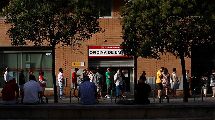 Der Druck lässt nur langsam nach: Arbeitssuchende in Madrid.