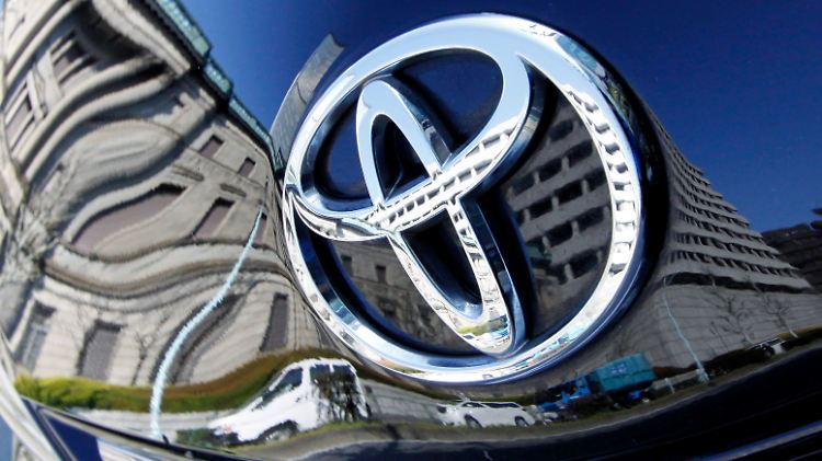 Zwei wichtige Stützen der japanischen Wirtschaft: Toyota und (Im Lack der Motorhaube gespiegelt) die Bank of Japan.