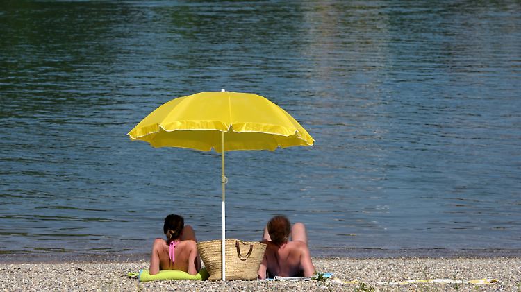 Schatten kann trügerisch sein. Mehr als ein Drittel der UV-Strahlung kommt trotz Sonnenschirm am Boden an.