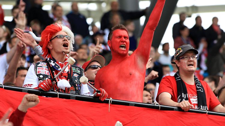 "Die Leipziger haben sehnsüchtig darauf gewartet, dass es endlich die Möglichkeit gibt, guten Fußball im Stadion und vor allem in sicherer und friedlicher Atmosphäre zu sehen." Sagt Ulrich Wolter, Geschäftsführer bei RB Leipzig.