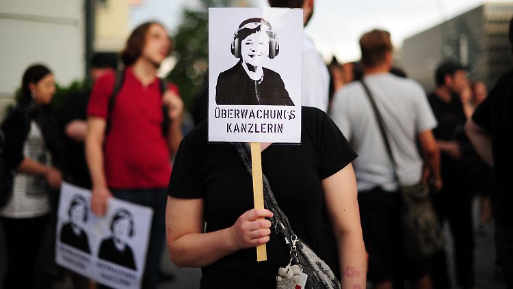 Die Proteste gegen Überwachung - hier Ende Juli in Berlin - richten sich auch gegen die Kanzlerin.