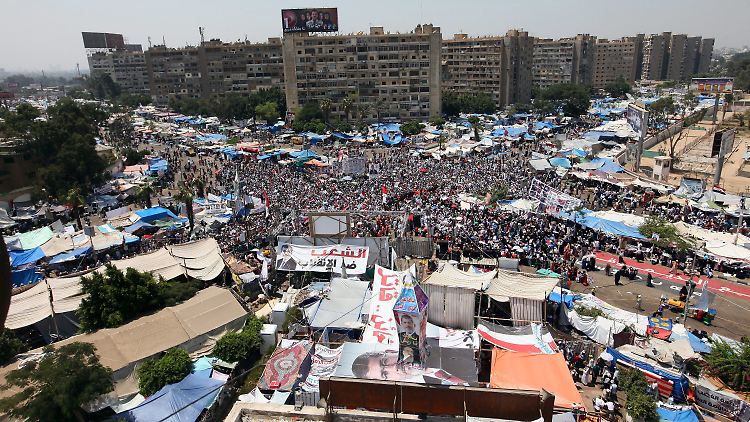 Mursis Unterstützer sammelten sich nach dem Freitagsgebet nahe der Rabaa al-Adawija Moschee.