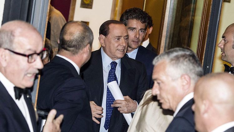 Silvio Berlusconi mit seinen Getreuen.
