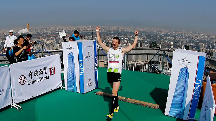 Thomas Dold ist auch Rekordchampion des Empire State Building Run-Up - und Weltrekordhalter im Rückwärtslaufen.