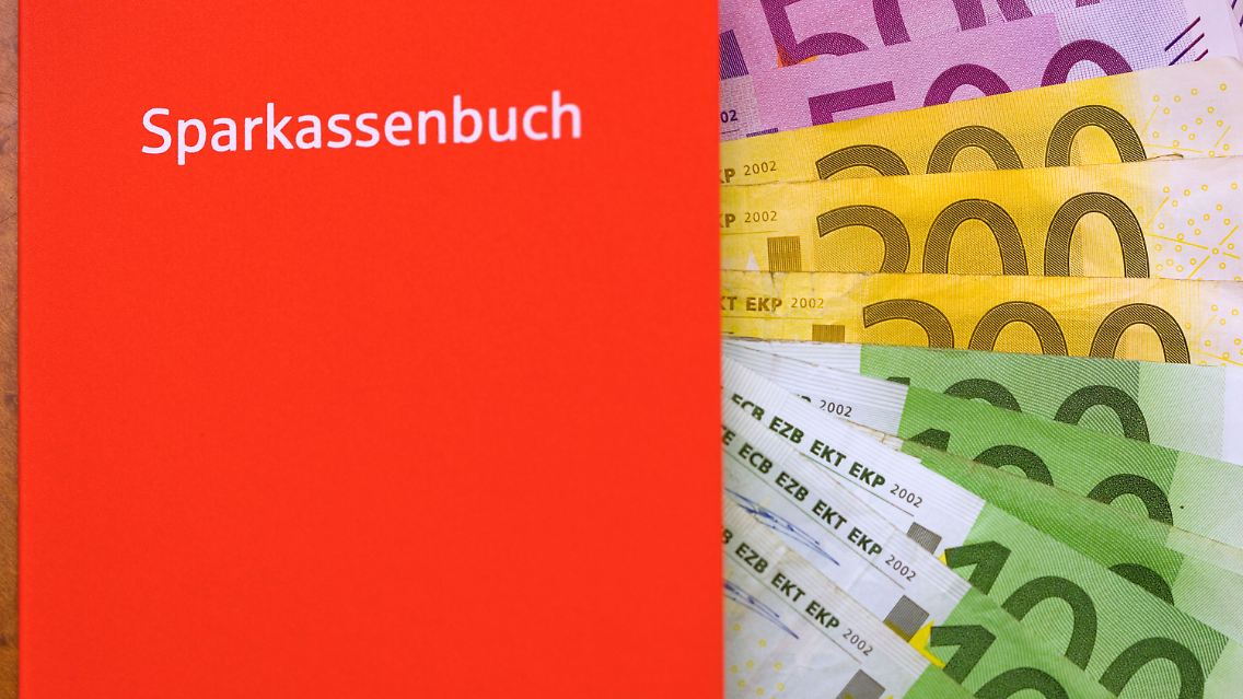 Das gute alte Sparbuch sieht derzeit tatsächlich alt aus.