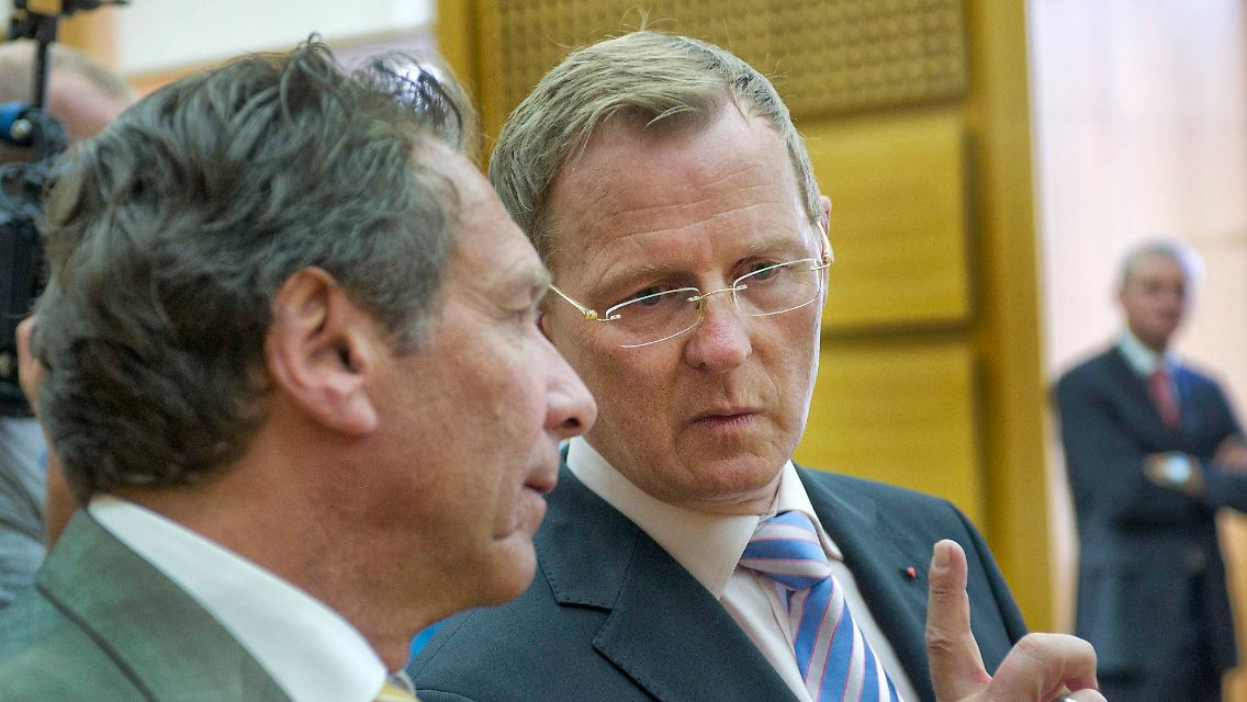 Klaus Ernst und Bodo Ramelow vor der Urteilsverkündung in Leipzig.