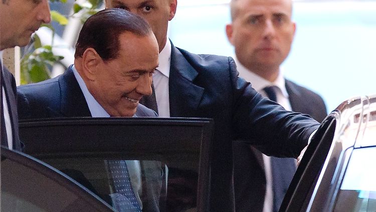 Trotz Verurteilung gut gelaunt: Berlusconi erhält weiterhin viel Unterstützung.