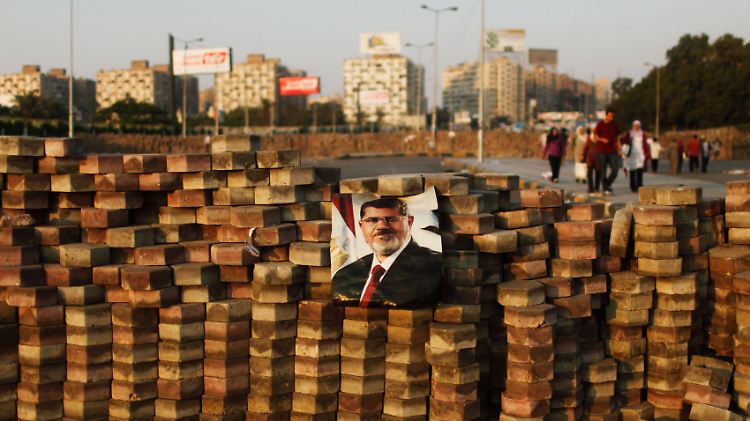 Die Mursi-Anhänger haben Barrikaden errichtet, um sich vor der Armee zu schützen.