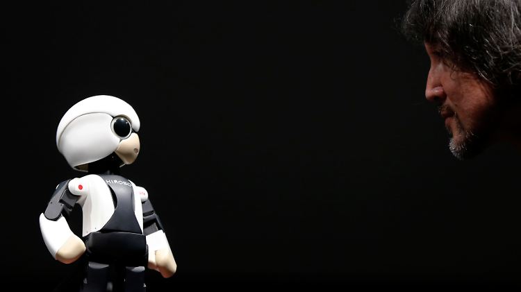 Kirobo spricht Japanisch, kann sich bewegen und ist in der Lage, Gesichter wiederzuerkennen.