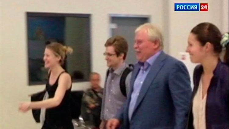 Edward Snowden (2.v.l.) verlässt mit Anwälten den Moskauer Flughafen Scheremetjewo.
