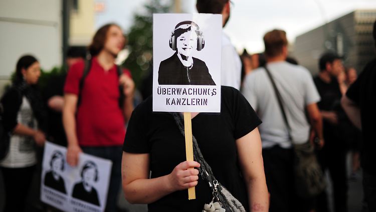 Kanzlerin Merkel soll sich dafür einsetzen, dass das Safe-Harbor-Abkommen ausgesetzt werde - fordern Datenschützer.
