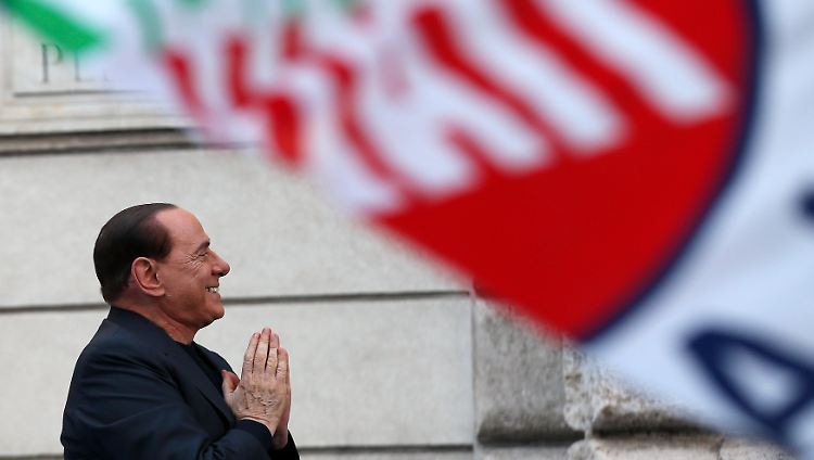 Berlusconi sonnt sich in der Anwesenheit seiner Anhänger. Ihre Unterstützung entschädige ihn für das Leid, das ihm widerfahren sei, sagt er.