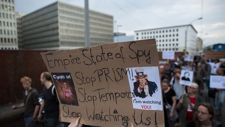 Nicht nur den Demonstranten - hier im Juli in Berlin - reicht es: Auch die Justizministerin will endlich Aufklärung über die Spähaffäre.