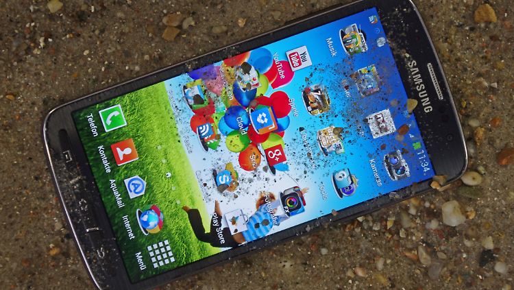 Wasser und Sand lässt das Galaxy S4 Active einfach abperlen.