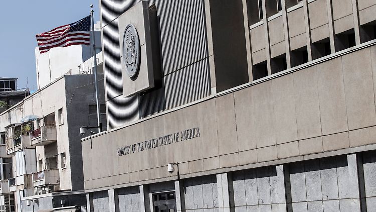 Die US-Botschaft in Tel Aviv. Hier haben die USA ihren regulären Betrieb wieder aufgenommen.