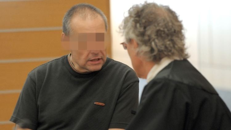 Der Angeklagte Siegfried C. (l) spricht im Gerichtssaal des Braunschweiger Landgericht mit seinem Verteidiger Michael Hoppe.