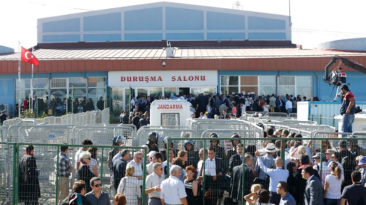 Das Gerichtsgebäude in Silivri gleicht einem Hochsicherheitstrakt.