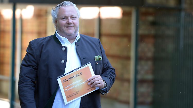 Nach der 150-Millionen-Entscheidung: Sichtlich erleichtert kommt Frank Asbeck aus der ersten Gläubigerversammlung. Die erste Hürde ist genommen