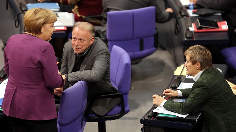 Man siezt sich, aber man versteht sich: Angela Merkel mit den Grünen Jürgen Trittin und Renate Künast.