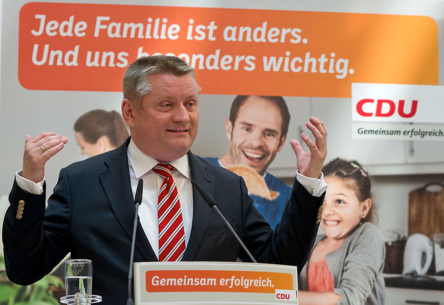 48 Tage vor der Bundestagswahl hat die CDU ihre ersten Plakate präsentiert. Die Partei setzt vor allem auf Wirtschaftsthemen und die Popularität von Kanzlerin Angela Merkel. "Am 22. September geht es darum, ob Deutschland ein starkes und erfolgreiches Land bleibt", sagte CDU-Generalsekretär Hermann Gröhe beim Vorstellen erster Plakate.
