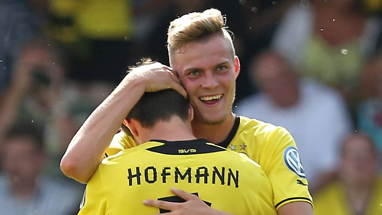 Dortmunder Jubel in Wilhelmshaven: Torschütze Marvin Ducksch und Kollege Jonas Hofman.