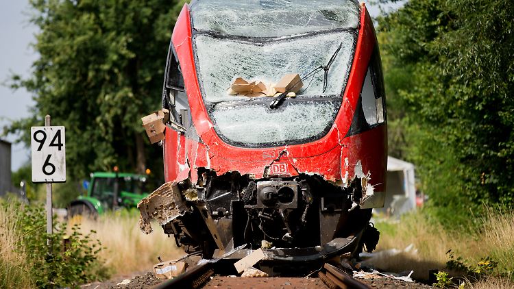 Der Regionalzug raste an einem halbbeschränkten Übergang mit voller Wucht in den Lastwagen.